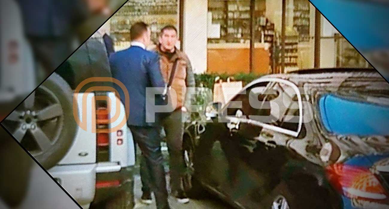 Саво Кентера снимљен како разговара са Душком Голубовићем