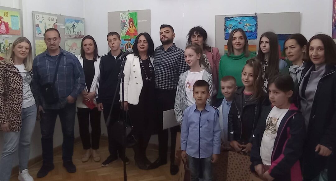Поводом завршетка ликовног конкурса на тему „Јунаци из моје омиљене књиге“, у Спомен – кући „Војвода Гавро Вуковић“ отворена изложба најбољих радова ученика основних школа са подручја беранске општине