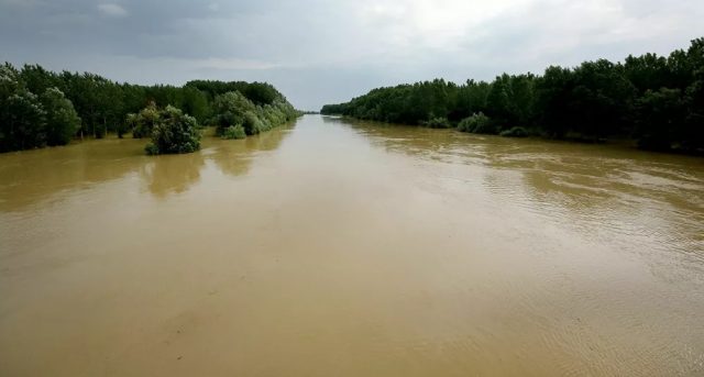 У поплавама и клизиштима у Бразилу страдало 84 људи