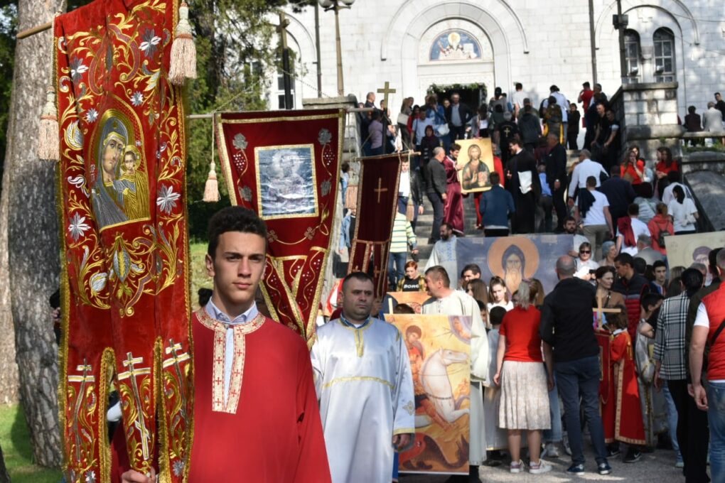 УЖИВО (Видео/Фото) Литија у Никшићу поводом Дана Светог Василија Острошког