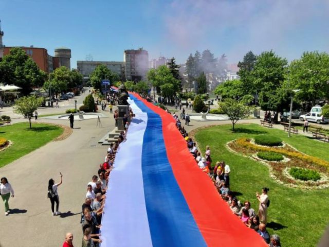 (ВИДЕО) У Бијељини развијена застава Републике Српске дугачка 250 метара