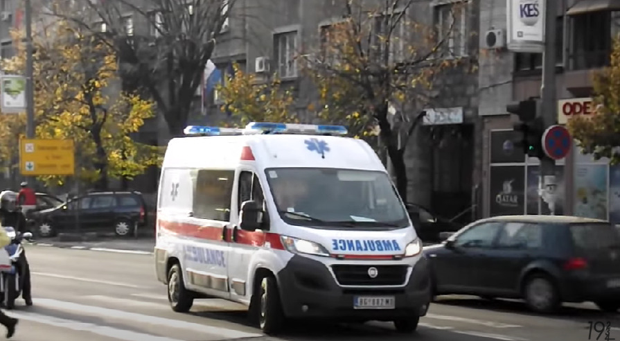 На Новом Београду жена пала са зграде, на лице места упућене хитне службе