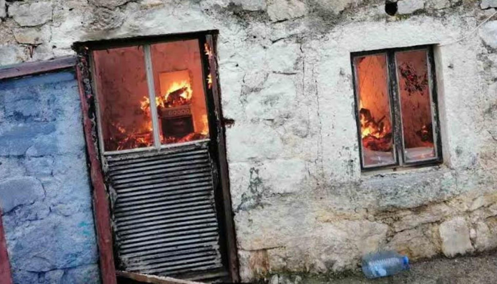 (ФОТО) У мjесту Трепча код Никшића изгорjела кућа