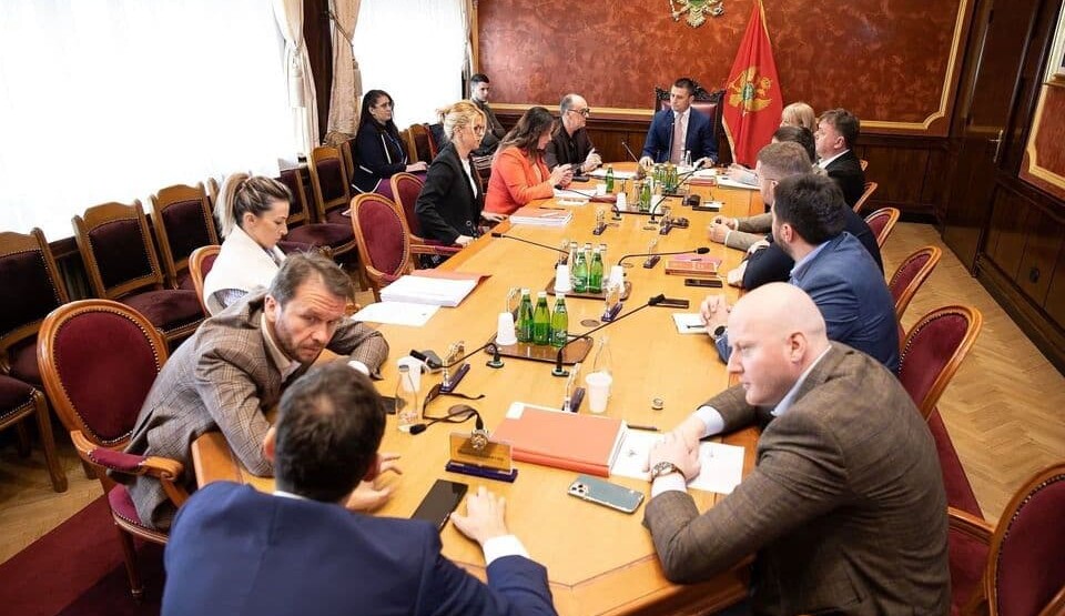 Административни одбор о зарадама чланова Владе и посланика данас у 10 часова