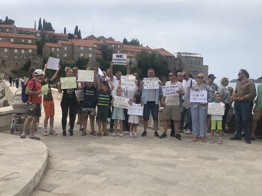 ПОЧЕО ПРОТЕСТ ИСПРЕД СВЕТОГ СТЕФАНА! Грађани поручују: Зауставите даљу продају акција!