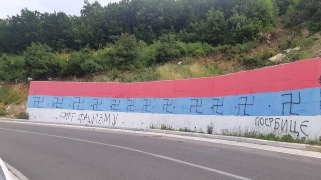 СРАМНО: Српска тробојка осванула ишарана кукастим крстовима