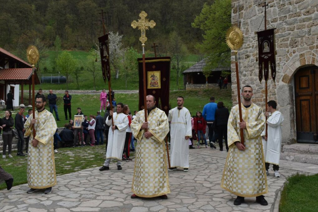 УЖИВО (ВИДЕО/ФОТО) Традиционална Ђурђевданска литија у Беранама, поводом славе манастира Ђурђеви Ступови