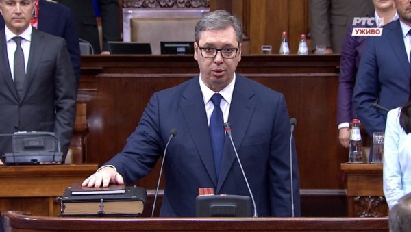 ВУЧИЋ ПОЛОЖИО ЗАКЛЕТВУ НА МИРОСЛАВЉЕВОМ ЈЕВАНЂЕЉУ: Предсједник Србије започиње други предсједнички мандат