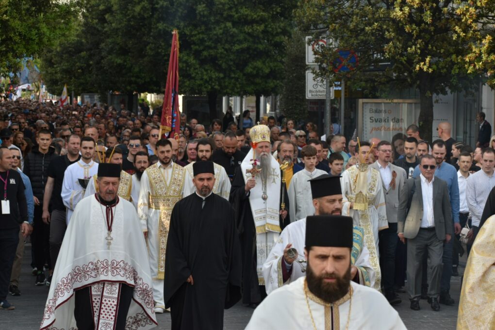 (ФОТО)Велика Марковданска литија: Хиљаде вјерника у крсном ходу улицама Подгорице