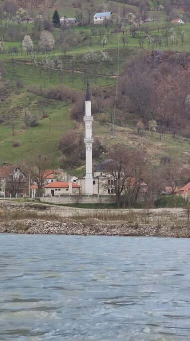 Муслимани данас славе Рамазански бајрам
