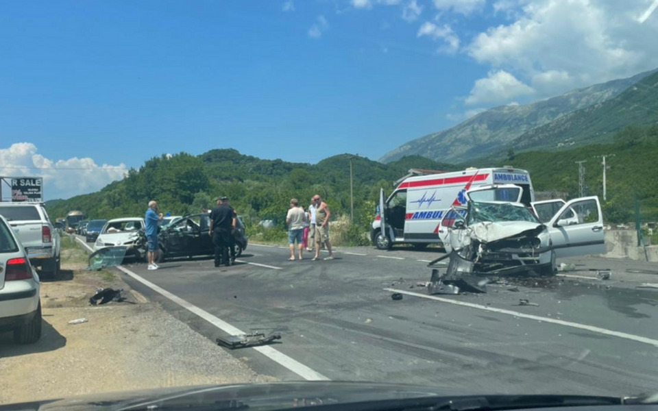 Радановићи: Судар три аутомобила, повријеђене три особе