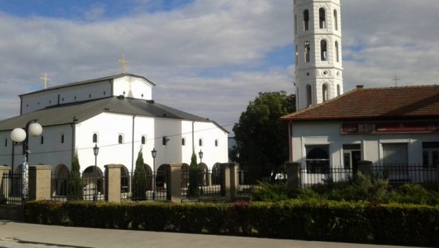 (ФОТО) Вандализам у цркви у Врању: Црвеном бојом оскрнављени иконостас и 20 икона
