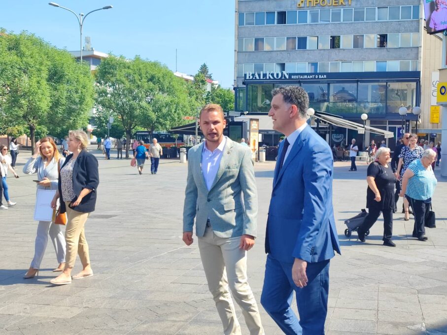ДРАШКО СТАНИВУКОВИЋ ПРОШЕТАО ГРАДОМ Грађани га почастили слаткишима, а онда му уручили поклоне!