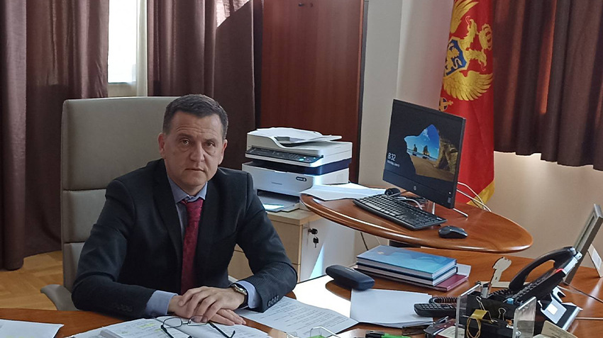 Војиновић: Побољшање материјалног статуса просвјетних радника, па реформа образовања