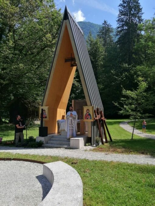 Литургија и парастос у Камничкој Бистрици (Словенија) борцима ЈВуО, и народу из збјега из Црне Горе, Боке, Херцеговине и Источне Босне