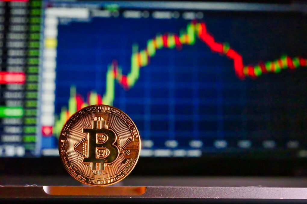 Биткоин пао на једноипогодишњи минимум