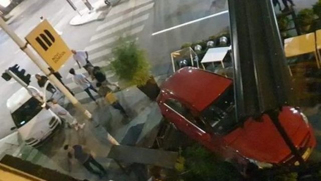 Саобраћајна незгода у Београду, од силине удара возило завршило у башти кафића