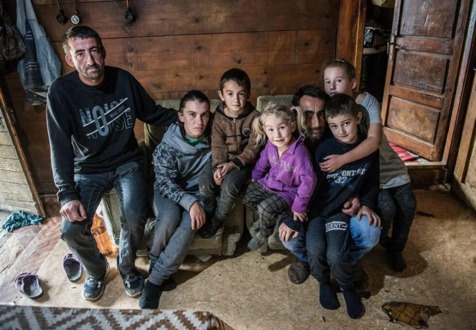 Бабићи из Шекулара живе у потпуној немаштини: Четворо дјеце у 21. вијеку без купатила