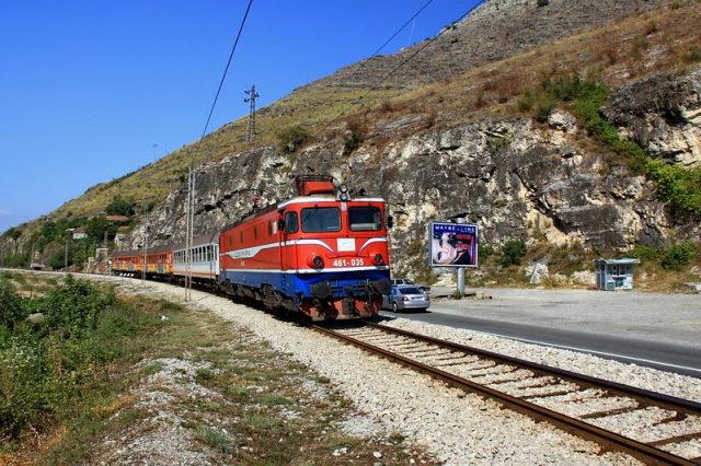 Zastoj na pruzi Bar - Podgorica već sat i po, drvo palo na kontaktnu mrežu