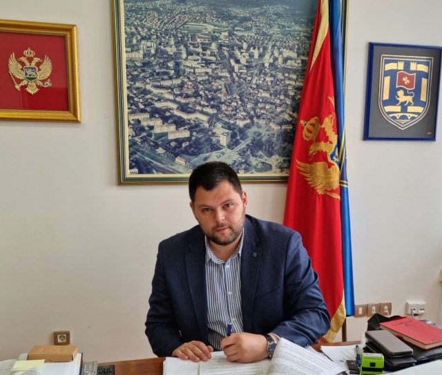 Застава са зграде Општине Никшић уклоњена јер је постављена супротно закону