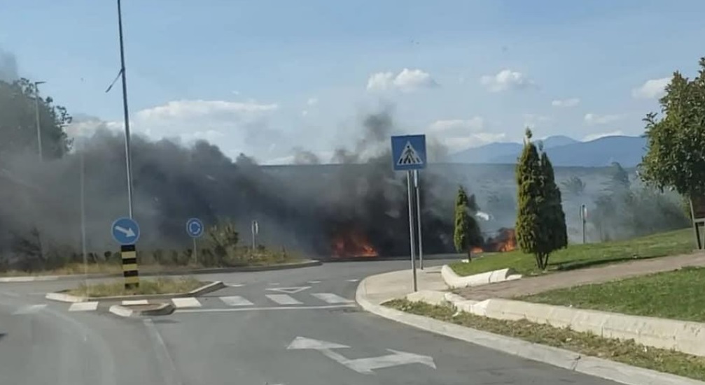 (ВИДЕО) Изгорио аутомобил у Сити кварту