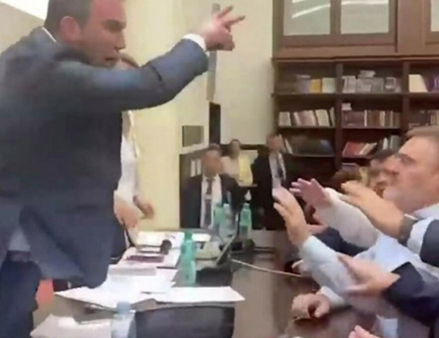 (ВИДЕО) Инцидент у парламенту Сјеверне Македоније: Адеми гађао посланике флашама и шољама за кафу