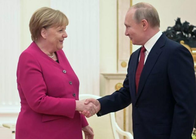 Меркел: Путин је можда чекао мој одлазак са власти да нападне Украјину