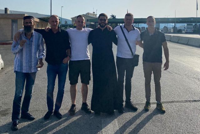 (ФОТО) Косовска полиција забранила улазак на КиМ ђакону Ивану Црногорчевићу: Смета тробојка и „весели се српски роде“
