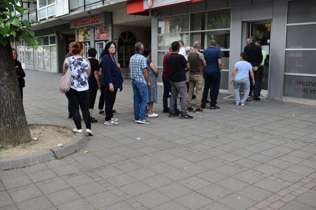 УВИЈЕК ВАМ ФАЛИ ЈОШ ЈЕДАН ПАПИР! Апсурд и ренесанса у ери кликова и виртуелне стварности!
