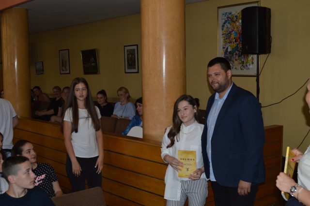 Ковачевић уручио књиге основцима, добитницима дипломе „Луча“
