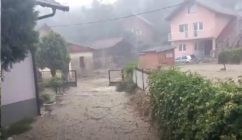(ВИДЕО) Ванредно стање у Челићу: Поплављено најмање 200 објеката, вода носила аутомобиле