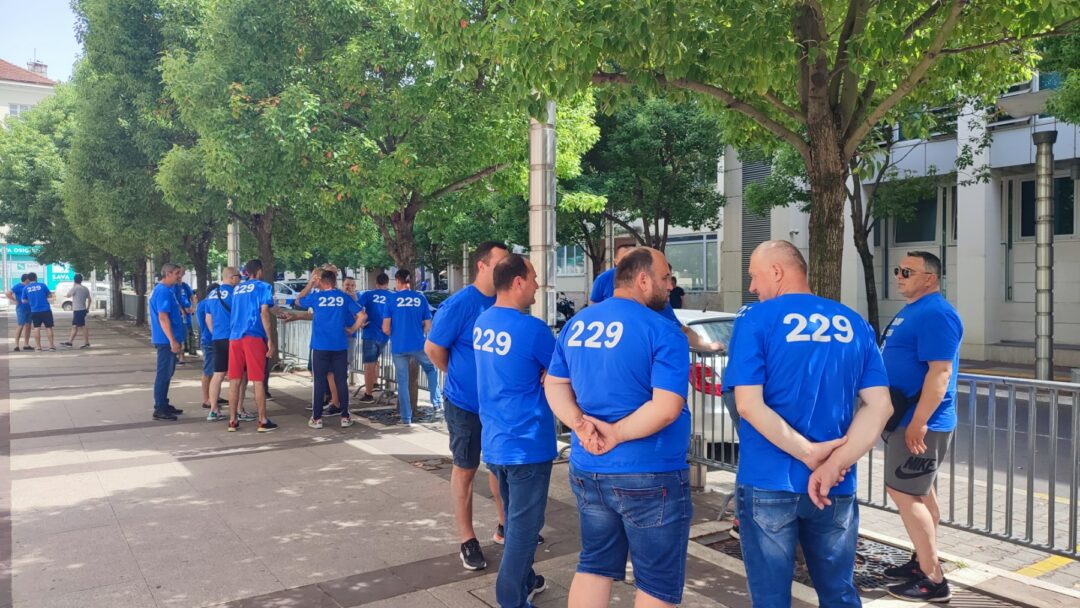 Željezarci podržali kolege ispred tužilaštva: Država da riješi agoniju