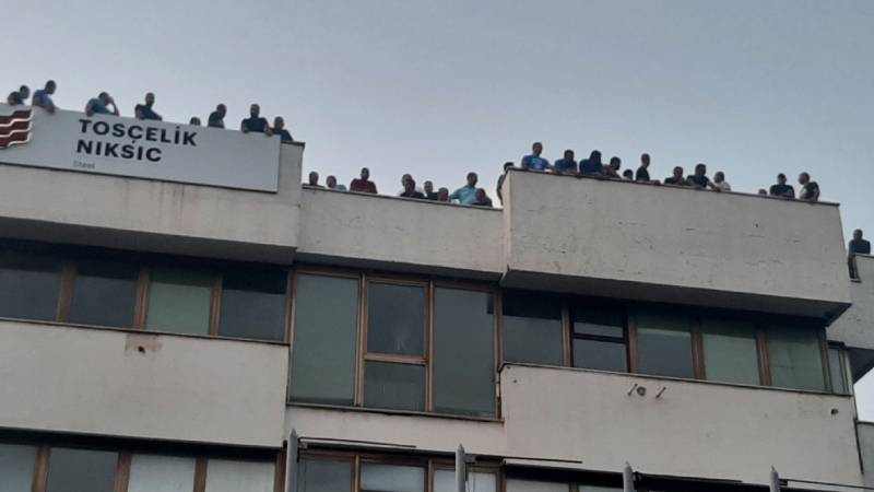 (ВИДЕО) Драма у Никшићу: Радници се попели на кров жељезаре, пријете да ће скочити