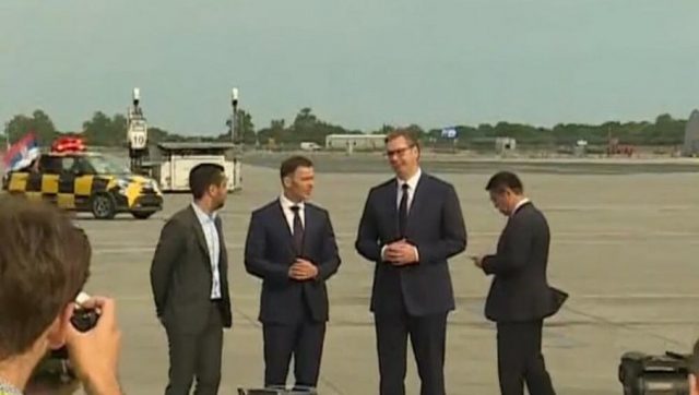 Предсједник Вучић на аеродрому: Слетио авион кинеске компаније „Хајнан ерлајнс“, дочекан воденим шмрковима