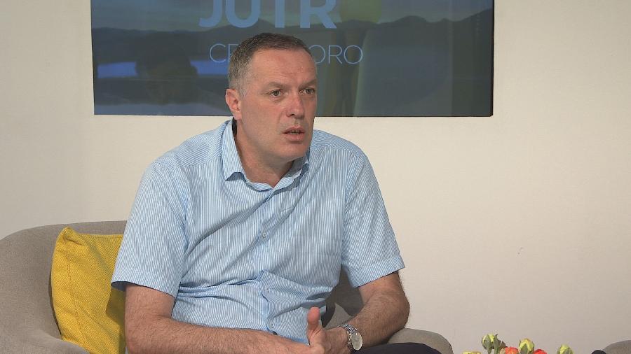 Божовић: Закључене тројке преправљају у петице, Луче штелују са врло доброг на одличан