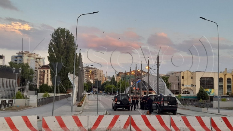 Специјалне јединице полиције на мосту на Ибру, окупљају се и Албанци из Јужне Митровице
