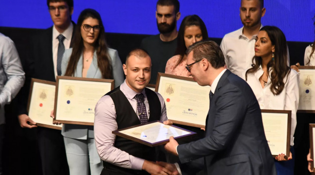 Вучић уручио награде најбољим студентима: Ви сте наши шампиони! Србија мора да рачуна на вас!