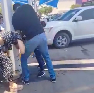 (ВИДЕО) Потукле се жена и љубавница, муж и дијете покушавали да их раздвоје
