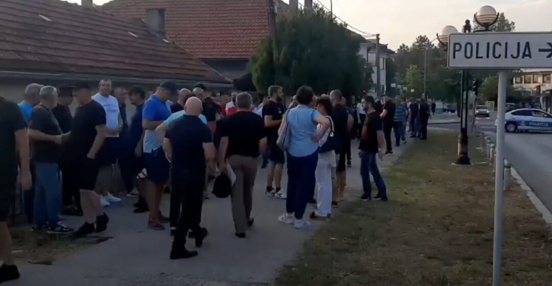 „Масовни“ протест „патриота“ испред ЦБ Никшић: Полиција у спрези са неочетничком влашћу