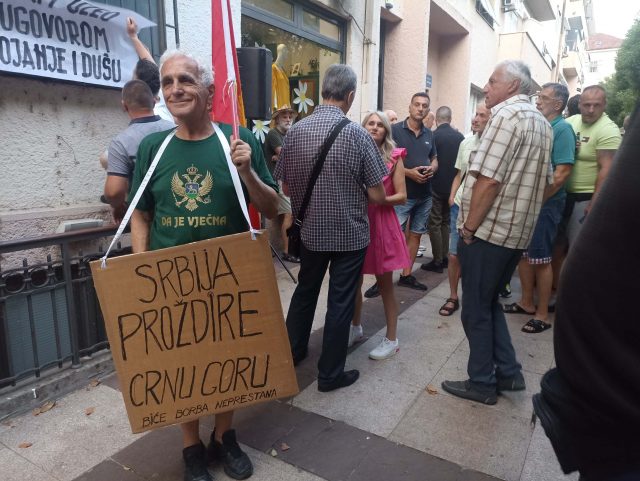 Од помпезних најава до фијаска: Протест против Темељног уговора није окупио ни четвртину потписника