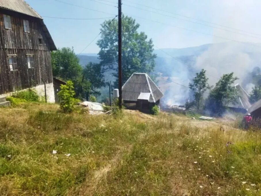 (ФОТО) Велики пожар код Пљеваља: Игорела једна кућа, ватра гута четинарску шуму