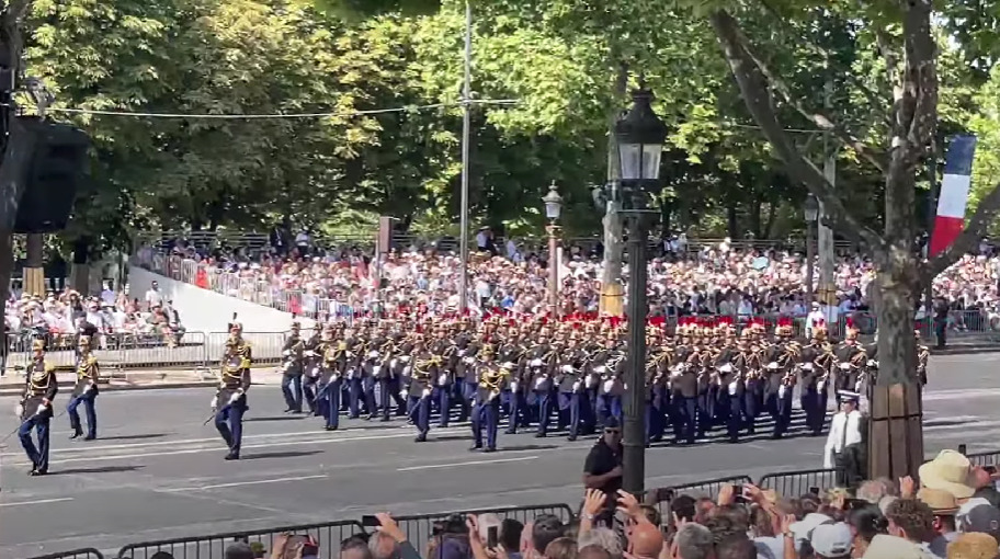 Дан пада Бастиље, "Дељење пламена" слоган војне параде у Паризу