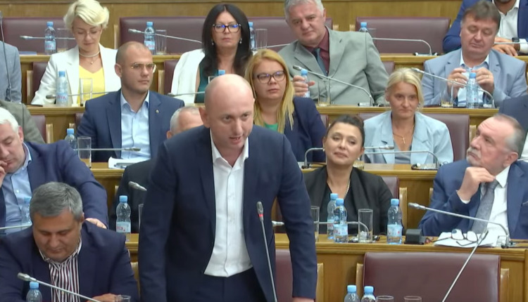 Knežević: Adžićevo obezbjeđenje naoružano do zuba, pa neka neko njega proba da uvrijedi ili opsuje