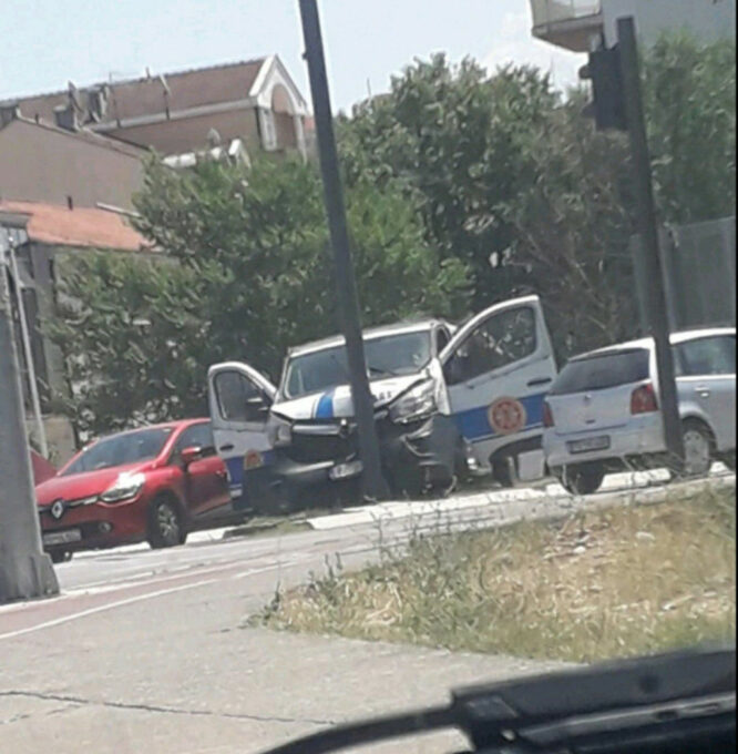 Полиција покушала да избјегне удес: Оштећено службено возило