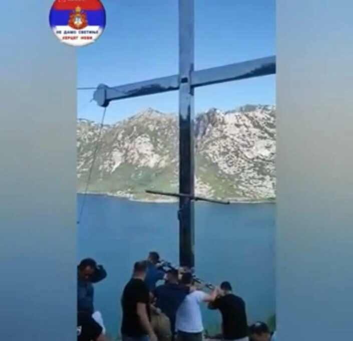 (ВИДЕО) Мјештани Рисна уочи прославе Петровдана подигли крст висок 9,5 метра