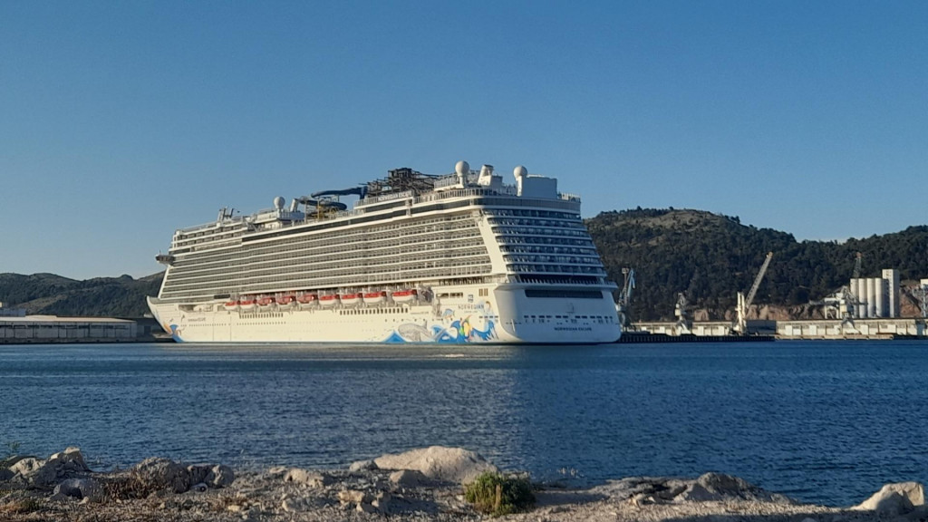 У барску луку јутрос је упловио крузер “Norwegian Escape“