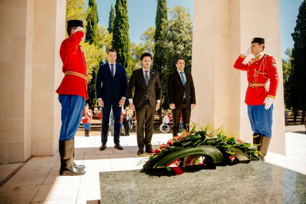 Абазовић положио вијенац на споменик Партизану борцу