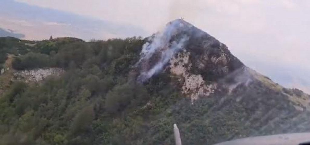 (ВИДЕО) Хеликоптери ВЦГ гасили пожаре на Дурмитору и у Плужинама