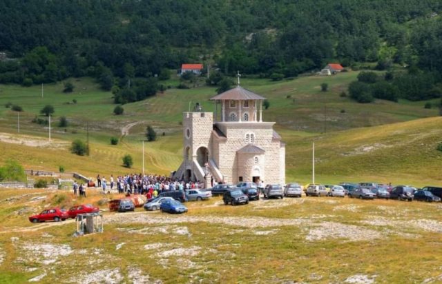 Поводом славе спомен цркве светог мученика Атиногена на Вучјем Долу Владика Методије служи литургију
