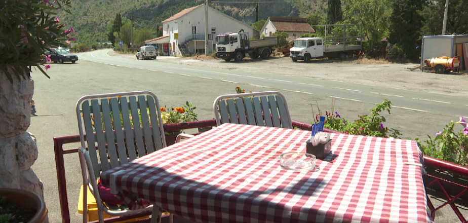 У Платијама све стало, угоститељски објекти пусти